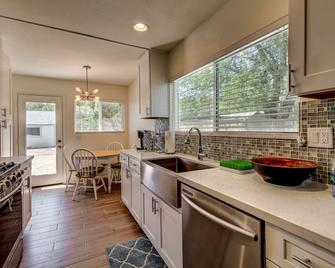 Newly Remodeled Home On Main St In Charming Old Town Cottonwood! - Cottonwood - Kitchen