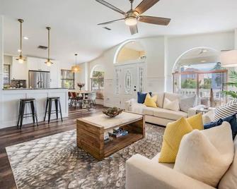 Luxury Beach Home with Game Room! - Belleair Bluffs - Living room