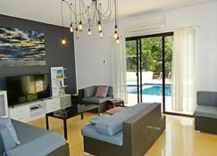 Luxury Villa with Pool in Tropical Garden - Puerto Princesa - Wohnzimmer