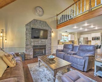 Updated Cabin on White River by Boat Landing! - Calico Rock - Living room