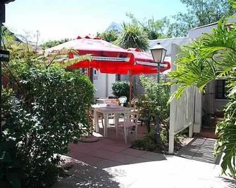 نيسنا إن - كنيسنا - شرفة مرصوفة