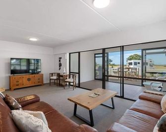 Beachfront Gem in Mount Maunganui - Tauranga - Living room