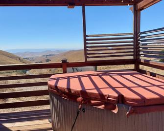 Secluded Retreat/Remote Office/City Escape Tiny House/100 Acre Ranch/Livermore - Livermore - Balcón