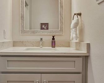 The Woodlands 4br Executive Retreat - Ev, Baby & Pet Friendly, Near Hospitals & Shopping - The Woodlands