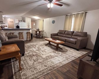 TWIN PINES Toledo Bend Camp with plenty of boat parking in quiet neighborhood - Many - Wohnzimmer