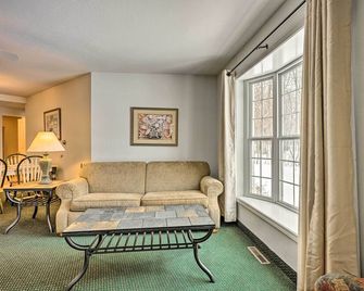 Pigeon Retreat with Community Pool and Hot Tub! - Pigeon - Living room