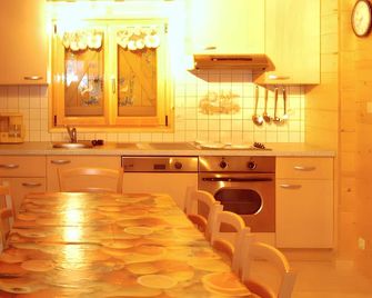 Chalet charmant à La Bresse avec terrasse et jardin clôturé - La Bresse - Kitchen