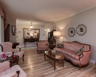 Acreage House within Edmonton And Sherwood Park - Sherwood Park - Living room