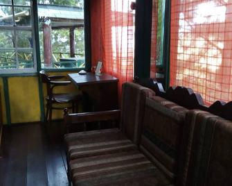 Jamaica House - The Blue Mountain Wilderness Retreat - Buff Bay - Living room