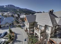 Relaxing Deluxe Studio W/ Gym, Shared Hot Tub, & Walk To The Lifts! - Whistler - Building
