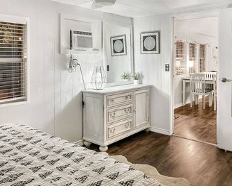 Gorgeous Cozy Cabin in Canyon Lake! Only 5 minutes from the lake and river! - Canyon Lake - Bedroom