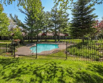 Super 8 by Wyndham Gananoque/Country Squire Resort - Gananoque - Piscina