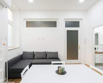 Super central and modern apartment in the heart of Turin - Turin - Living room