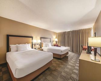 La Quinta Inn & Suites by Wyndham Fairfield NJ - Fairfield - Bedroom