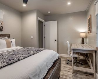 Woodland Retreat with Pool & Tennis court access! - Edmond - Bedroom