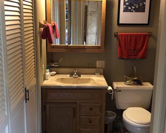 3 Bedroom Lake House On Lake Delhi With 2.5 Bathrooms - Manchester - Bathroom