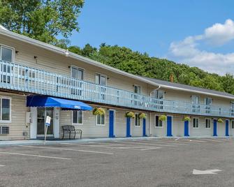 Econo Lodge - Lee - Budynek