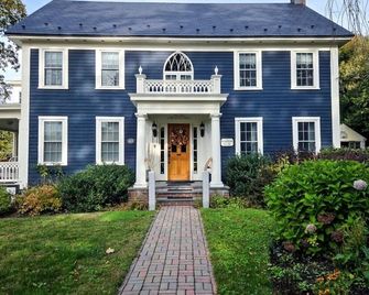 The Inn Crowd Bed and Breakfast - Holden - Building