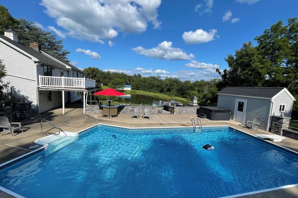 Spacious 5-bedroom house in nice Winfield with WiFi, Pool and Hot tub