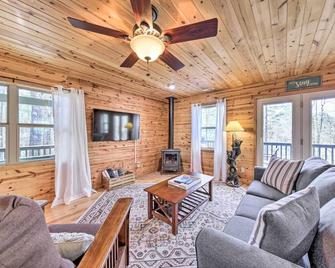 Scenic Murphy Escape with Hot Tub and Fire Pit! - Murphy - Obývací pokoj