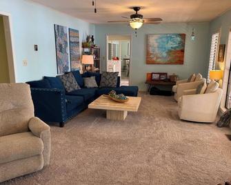 Pet-Friendly Waterfront Ketchum Cove Retreat. Walk to Sharky's Bar & VIP Pizza - Vinita - Wohnzimmer
