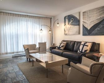 Luxurious beachfront condo in idyllic and historic Kaslo, BC. - Kaslo - Living room
