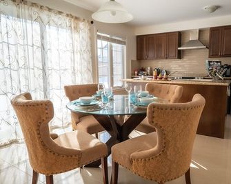 Luxury Pond House, 10 minutes to Niagara Falls - Thorold - Dining room