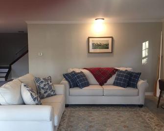 Cozy Lake Cottage And Just A Short Drive Into The Village Of Skaneateles! - Skaneateles - Living room