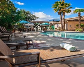 Best Western Plus Black Oak - פאסו רובלס - בריכה