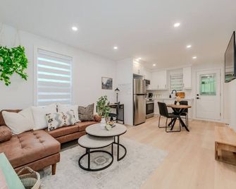 Stylish 1BD Steps from Downtown - Kitchener - Living room