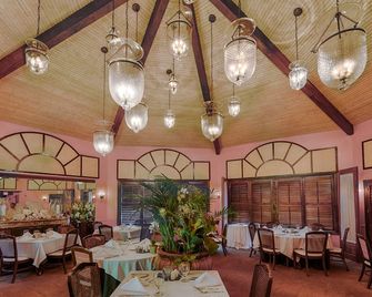 The Caribbean Court Boutique Hotel - וורו ביץ' - מסעדה