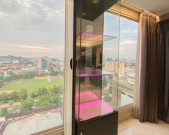 Spacious Combined Studio Apartment At Warhol (W/R) Residence - Semarang - Balcony