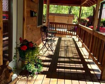 Susitna River Lodging, Suites - Talkeetna - Balcony