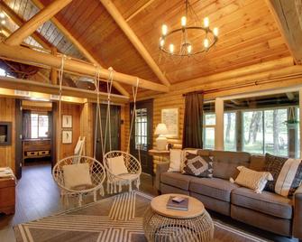 1 Mi to Beach and Lake Breezy Point Cabin with Yard! - Pequot Lakes - Living room