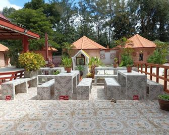 Vimanmek Hotel and Resort - Yasothon - Patio