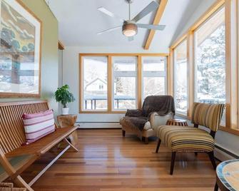 Sunny & Spacious North Boulder Home - Boulder - Living room