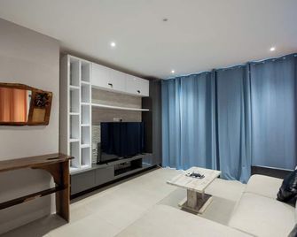 Tills Beach Resort - Nyanyanu