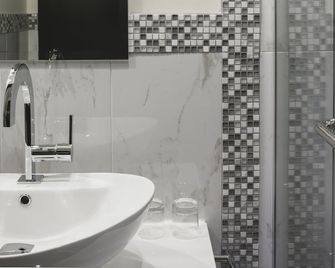 Le Petit Hôtel Vieux-Montréal - Saint-Paul by Gray Collection - Montreal - Bathroom