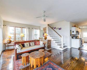 Marshfield Home w/ 4 Decks & Private Beach Access! - Marshfield - Sala de estar