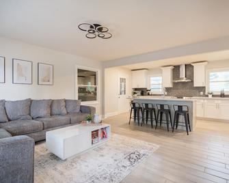 Downtown House with 75\'4kTV, Private Firepit, Sleeps 6! - Alpharetta - Living room