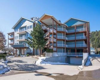 The Narrows 3rd Floor Condo. Lake Front, Pool and Hot Tub, Boat Slip Included. - Sicamous - Building