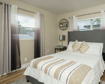 2 BR | Perfect for Long Term Stays | 2 miles to Beach - Pompano Beach - Bedroom