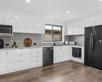 Tidal Waves on Lowe - Ocean Grove - Ocean Grove - Kitchen