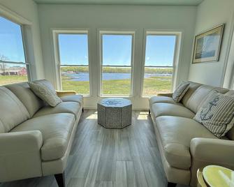 New 5 Bed 3 Bath, Water Views, And 1 Min Walk To Beach! Gameroom Is The Bomb!! - Saco - Living room