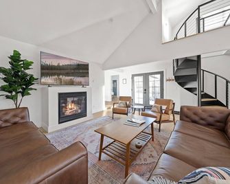 Downtown Lodge with Private Spa - Bend - Living room