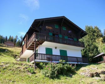 Upper floor of cozy chalet with big balcony & stunning views - Riederalp - Bâtiment