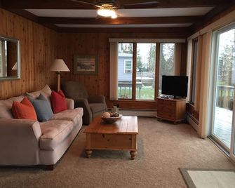 Beautiful Cottage With Sandy Beach Located On Big Glen Lake's South Side. - Glen Arbor - Living room
