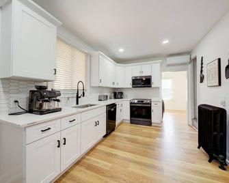 Corktown Oasis - 4 BR Luxe Getaway Close to Downtown - Détroit - Cuisine