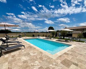 La Salargue - le Repaire de Maltus 'Gîtes & Spa' - Lussac - Piscina