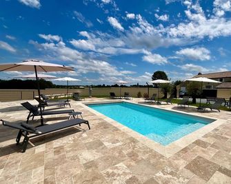 Maltus - Le Repaire de Maltus 'Gîtes & Spa' - Lussac - Piscina